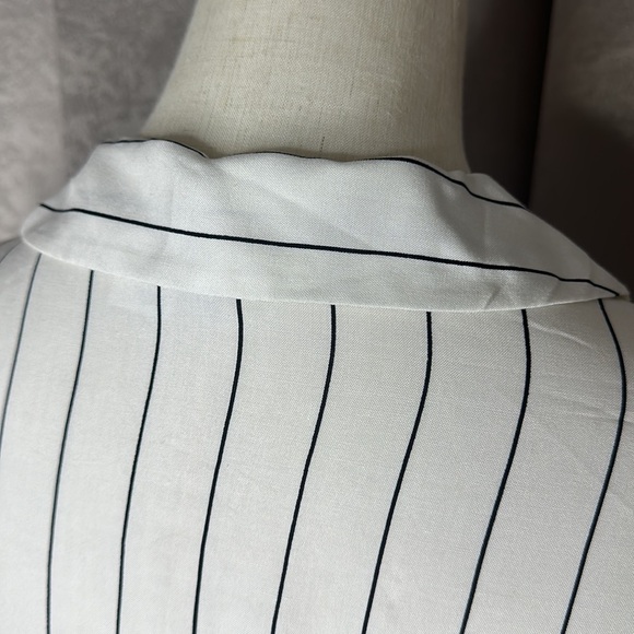 H&M Women's Striped Button Shirt Crop Top Black & White Sz Extra Small - Picture 5 of 9